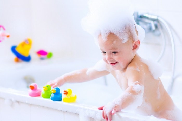 5 mẹo đơn giản giúp con yêu thích việc tắm gội